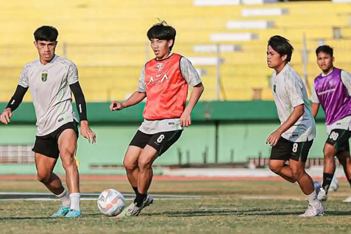 Uston Nawawi Enggan Sesumbar Janjikan Kesuksesan: Restart Ulang dan Kuatkan Mental Pemain Persebaya