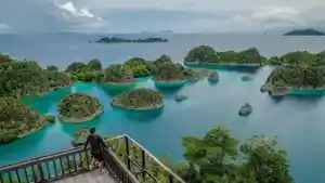 Pemandangan-gugusan-pulau-yang-dapat-dilihat-oleh-wisatawan-di-Piaynemo.jpg