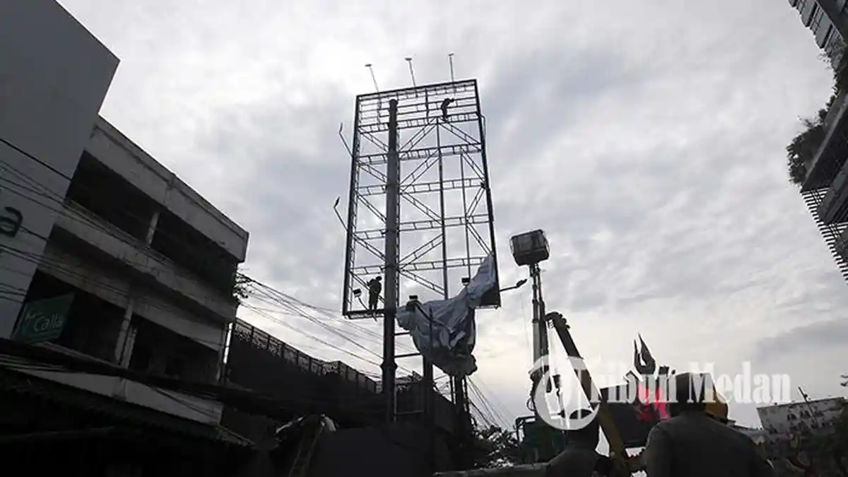 Berita Foto: Satpol PP Kota Medan Melakukan Proses Pembongkaran Baliho Tanpa Izin di Zainul Arifin - PENERTIBAN-BALIHO-2.jpg