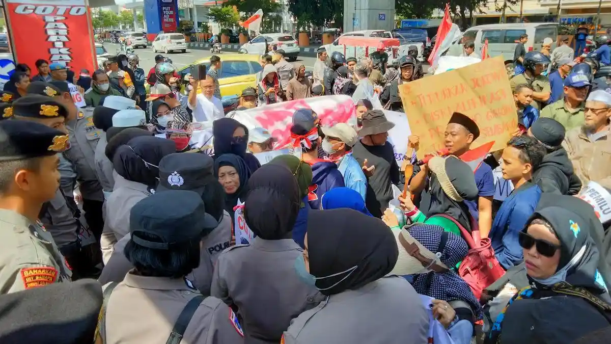 Demo KPU Sulsel, Massa Forsum Suarakan Hak Angket