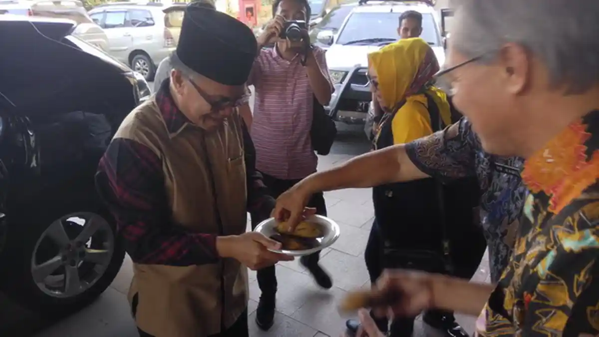 Bagi-bagi Pisang Rebus, Ternyata Ini Rahasia Bugarnya Kondisi Tubuh Syaharie Jaang
