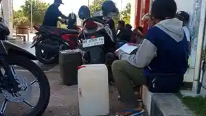 Antrean-warga-di-SPBU-Sabu.jpg