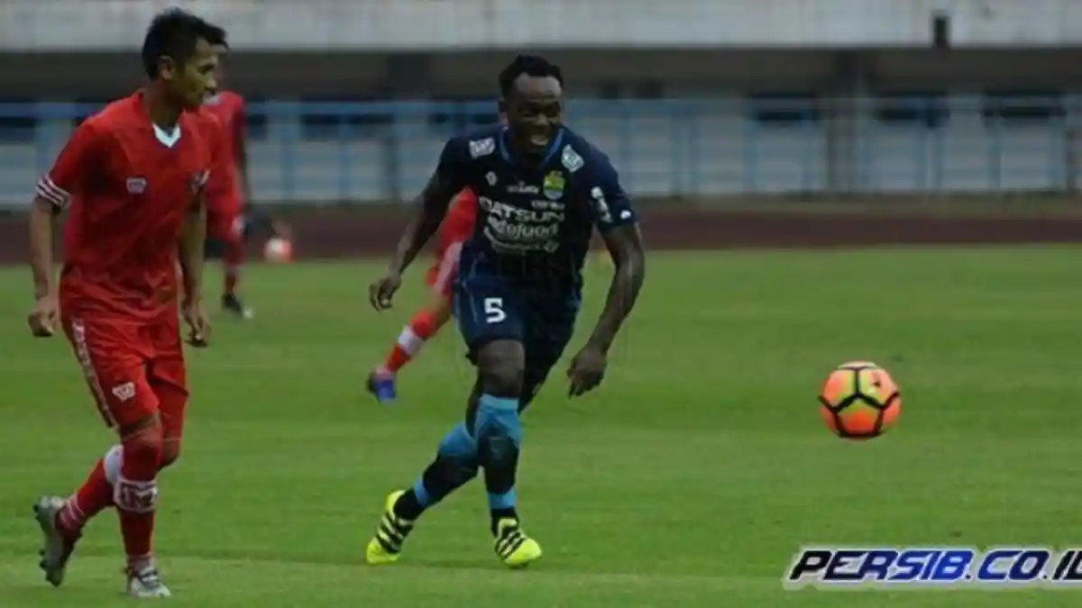 Michael Essien Emosi Kejar-kejar Pemain Bali United, Ini Penyebabnya!