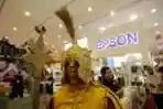 Kostum Unik Menarik Pengunjung Mega Bazaar Computer