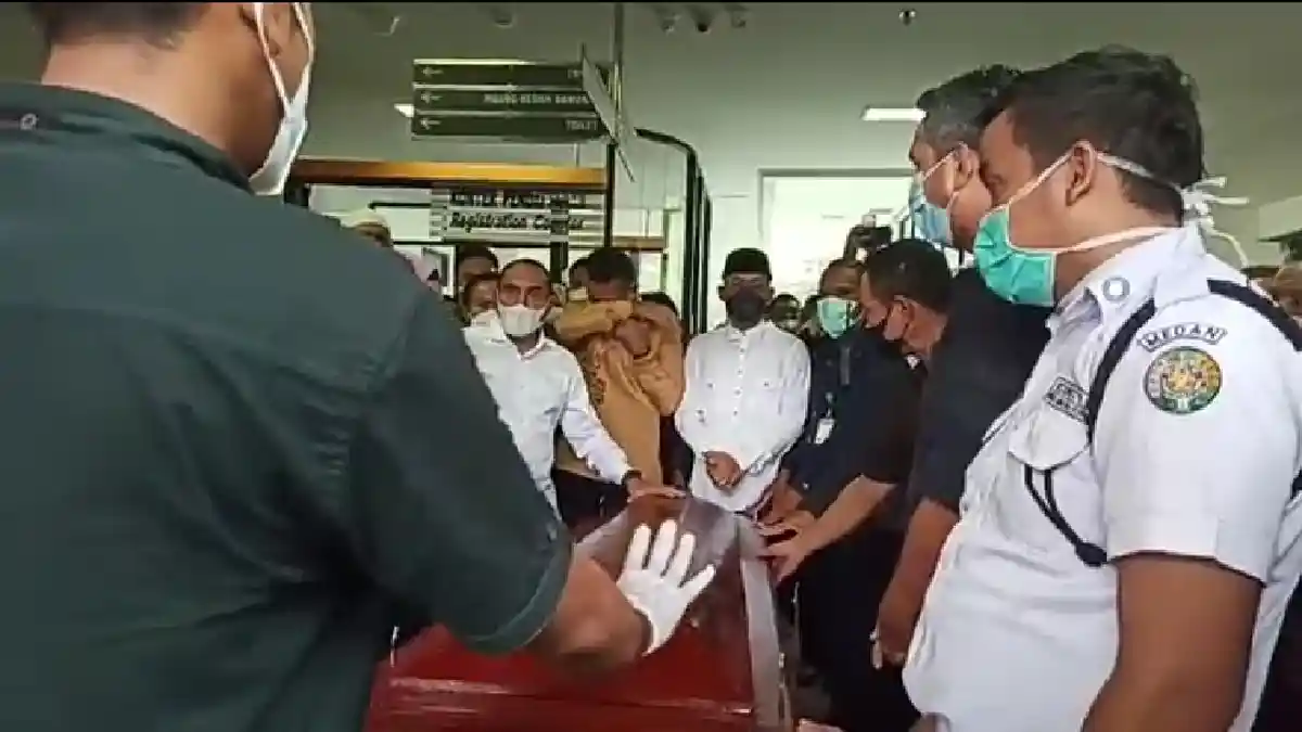 Dirut Bank Sumut Meninggal, Wagub Ijeck Menangis, Gubernur Edy Antar Jenazah Menuju Ambulans