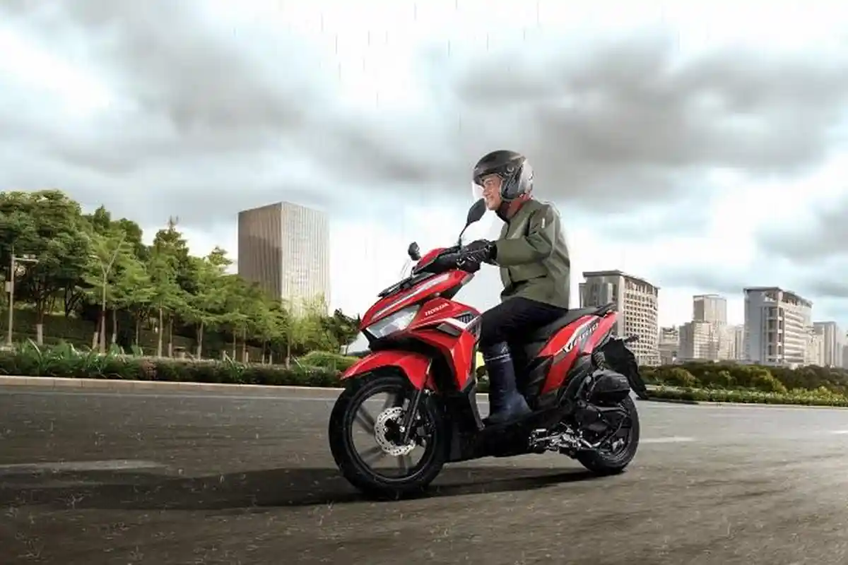 Tetap Berkendara Aman Saat Hujan, Berikut Tips yang Dibagi Astra Motor Papua