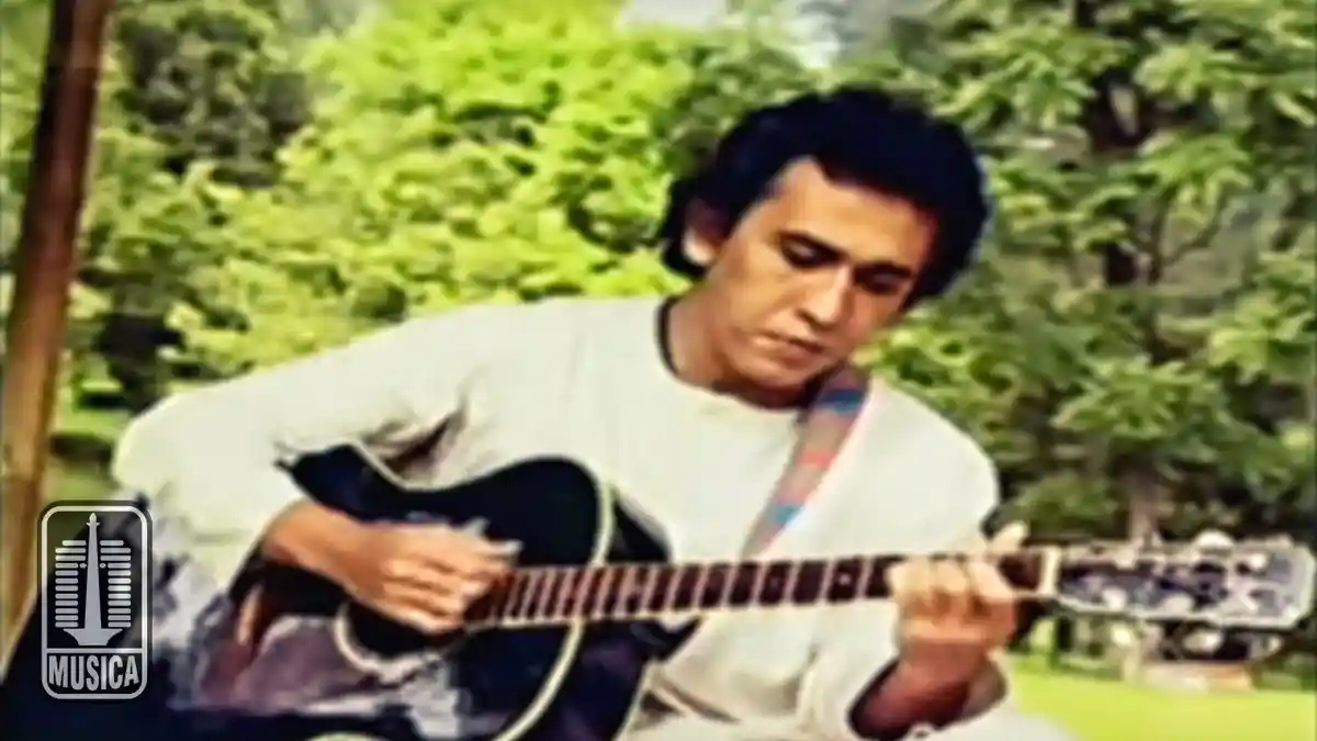 Chord Kunci Gitar dan Lirik Lagu Sarjana Muda - Iwan Fals, Jelas Menatap Awan Berarak