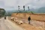 Brimob Sosialisasi di Barak Pengungsi Merapi