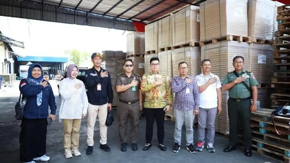 Pastikan Sesuai Target, Pjs Bupati Kukar Tinjau Perusahaan Percetakan Surat Suara