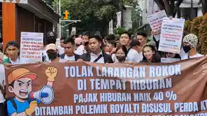 Massa-unjuk-rasa-di-depan-Gedung-DPRD-DKI-Jakarta-membentangkan-spanduk.jpg
