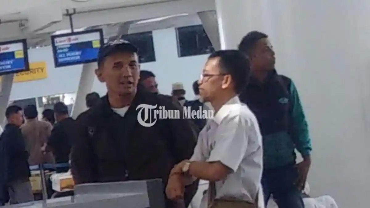 Pria Mirip Napi Korupsi Gatot Pujo Nugroho Melenggang Bebas di Area  Check In Bandara