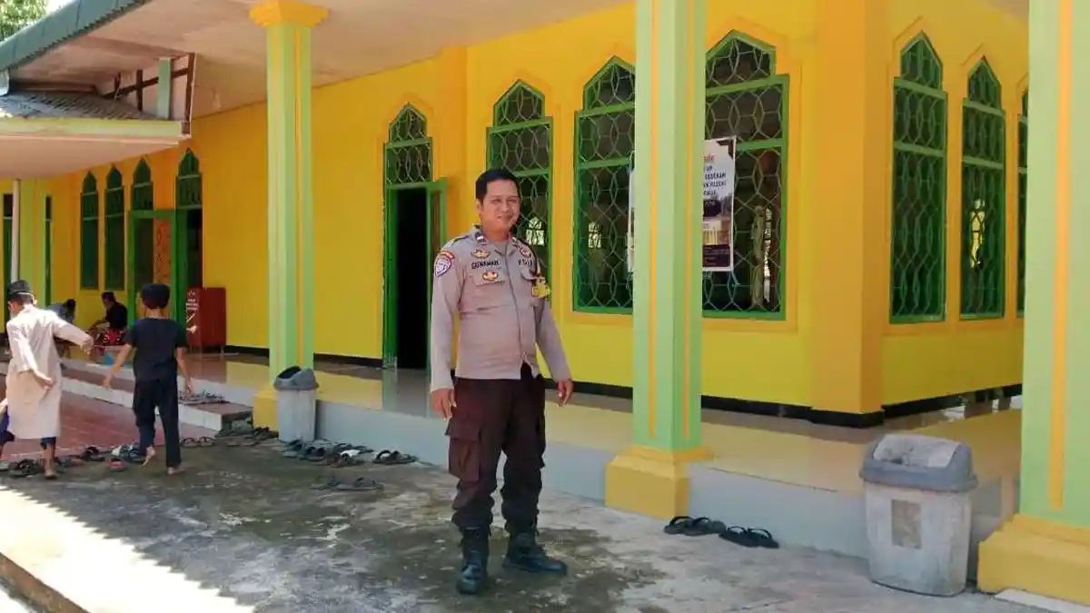 Polsek Tayan Hilir Lakukan Pengamanan, Pastikan Sholat Jumat di Masjid Nurul Huda Aman dan Khusyuk - Tribunpontianak.co.id