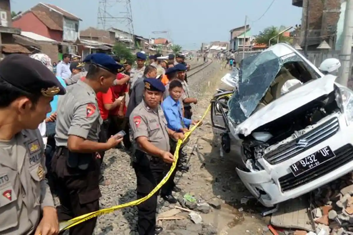 Kereta Api Tabrak Mobil dan Motor, Seorang Tewas