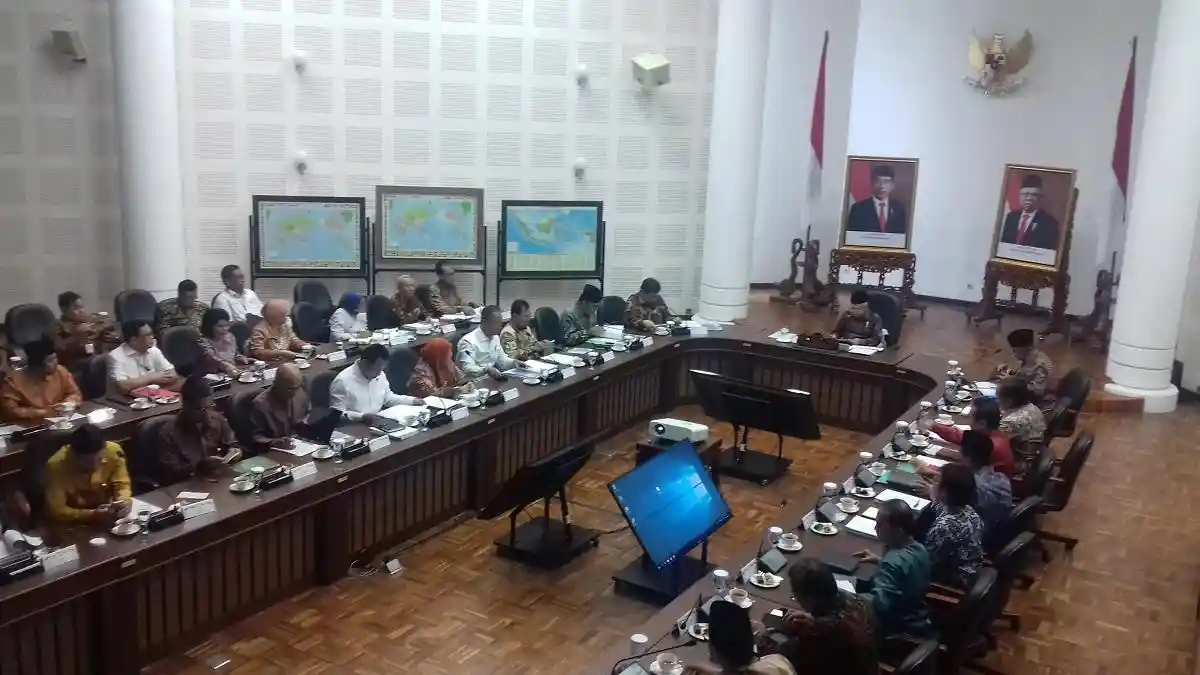 Wapres Ma'ruf Pimpin Rapat Kesiapan Penerapan UU Produk Halal