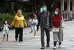 Pengunjung Mal di Bandung Kenakan Masker