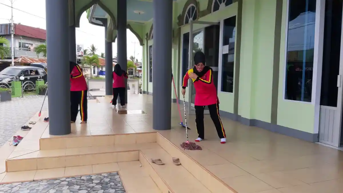 Polsek Sungai Kunyit Gelar Bakti Sosial Bersih-bersih Rumah Ibadah
