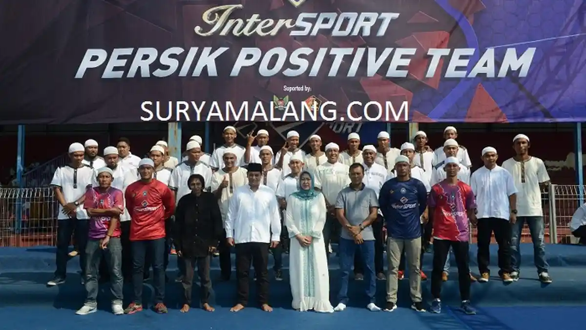 Pemain Kompak Pakai Kopian Haji saat Launching Tim Persik Kediri