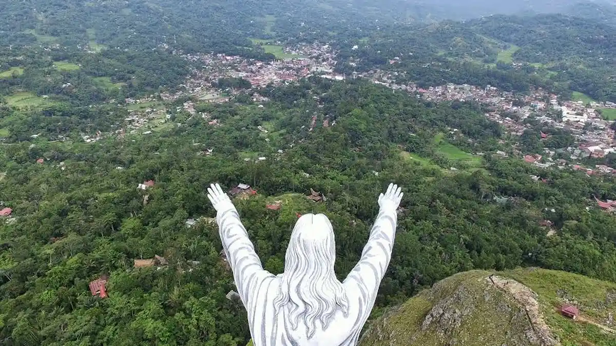 FOTO DRONE: Patung Raksasa Yesus dari Udara (1) - patung-yesus-2_20160527_235252.jpg