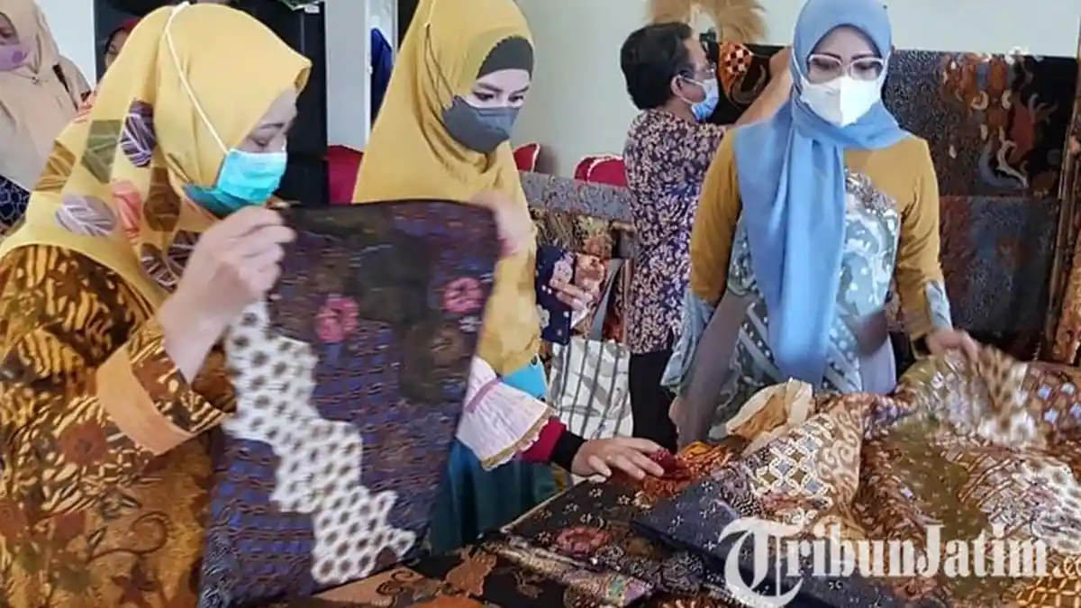 Kemolekan Kain Batik Tulungagung Bikin Fashion Desainer Lia Afif  Kesengsem