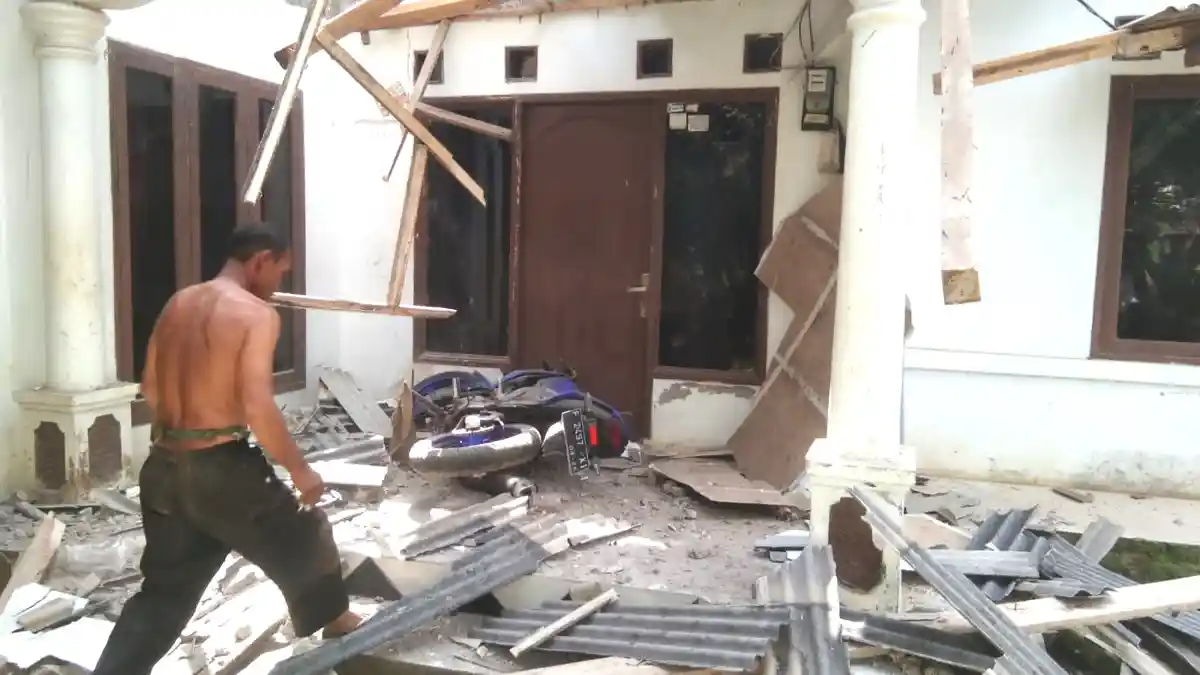 CIANJUR Porak-poranda Diguncang Gempa Bumi, Rumah, Hingga Fasilitas Umum Rusak Berat