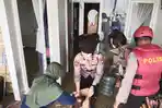 Petugas-saat-membersihkan-rumah-warga-terdampak-banjir-di-Driyorejo.jpg