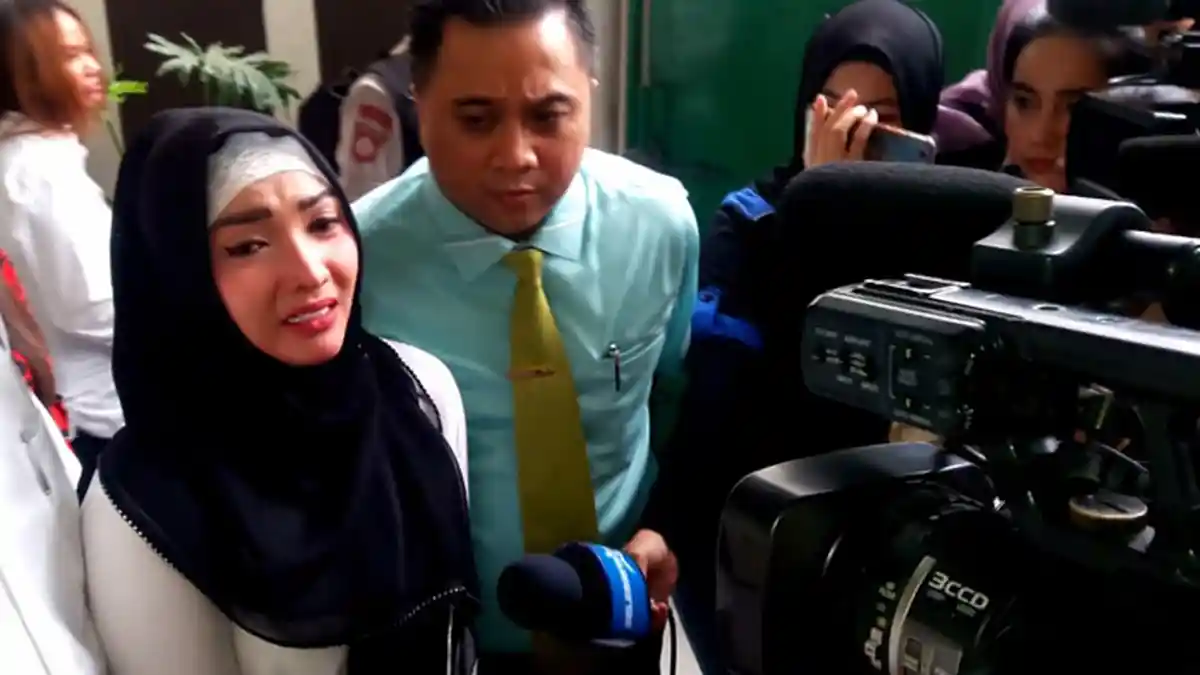 Jalani Lanjutan Sidang Tanpa Ibu, Roro Fitria Menangis