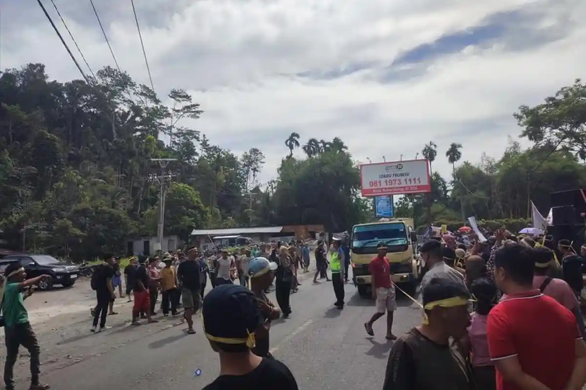 Tanahnya Dirampas untuk Pemakaman Elite, Ratusan Warga Sibolangit Demo dan Ancam Tutup Jalan