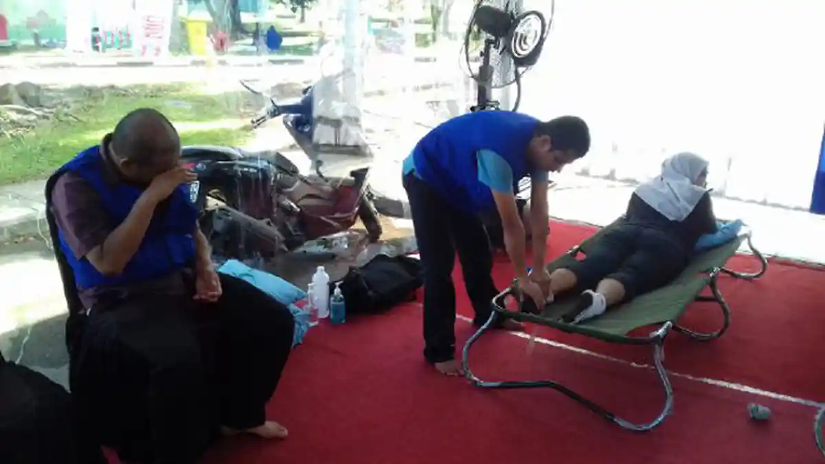 Kaum Difabel Layani Pijat Gratis bagi Pemudik Motor di Jalan Raya Sukamandi Subang