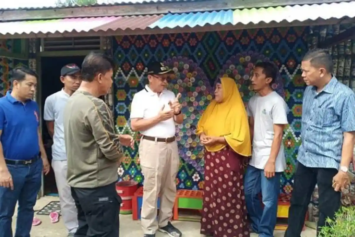 Bupati Cek Endra Minta Pemilik Toko di Pinggir Jalan Sarolangun, Mengecat Ulang Toko