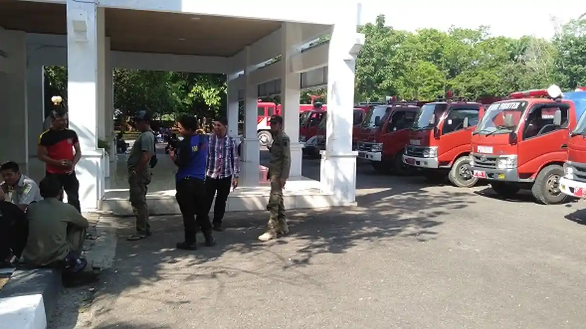 BREAKING NEWS: Petugas Honorer Damkar dan Satpol PP Kompak 'Kepung' Kantor Bupati Barru