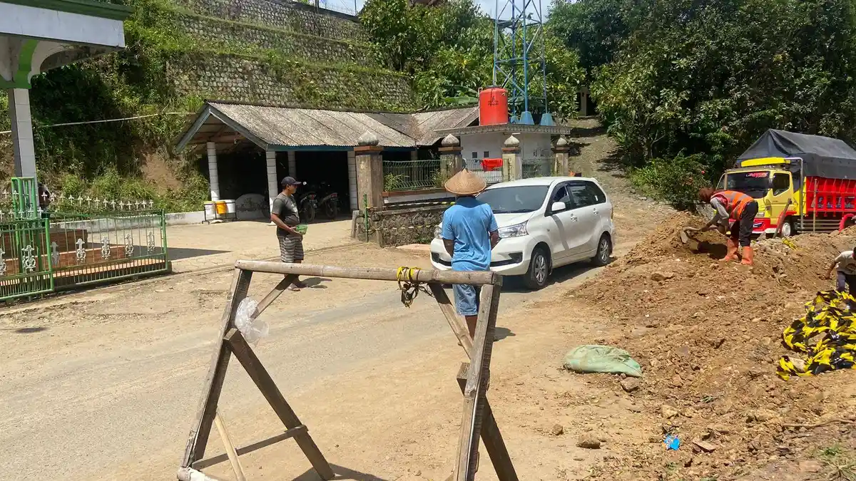 Tanah Longsor, Seperempat Jalur Ponorogo-Pacitan Amblas Sejak 2 Bulan, Truk Rawan Terjebak