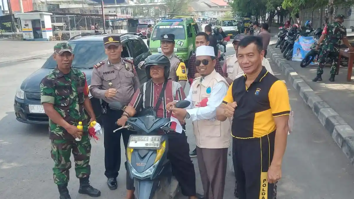 Menyambut HUT Ke-79 RI, Polsek Belawan dan Kolaborasi Belawan Berkah Bagikan Bendera Merah Putih