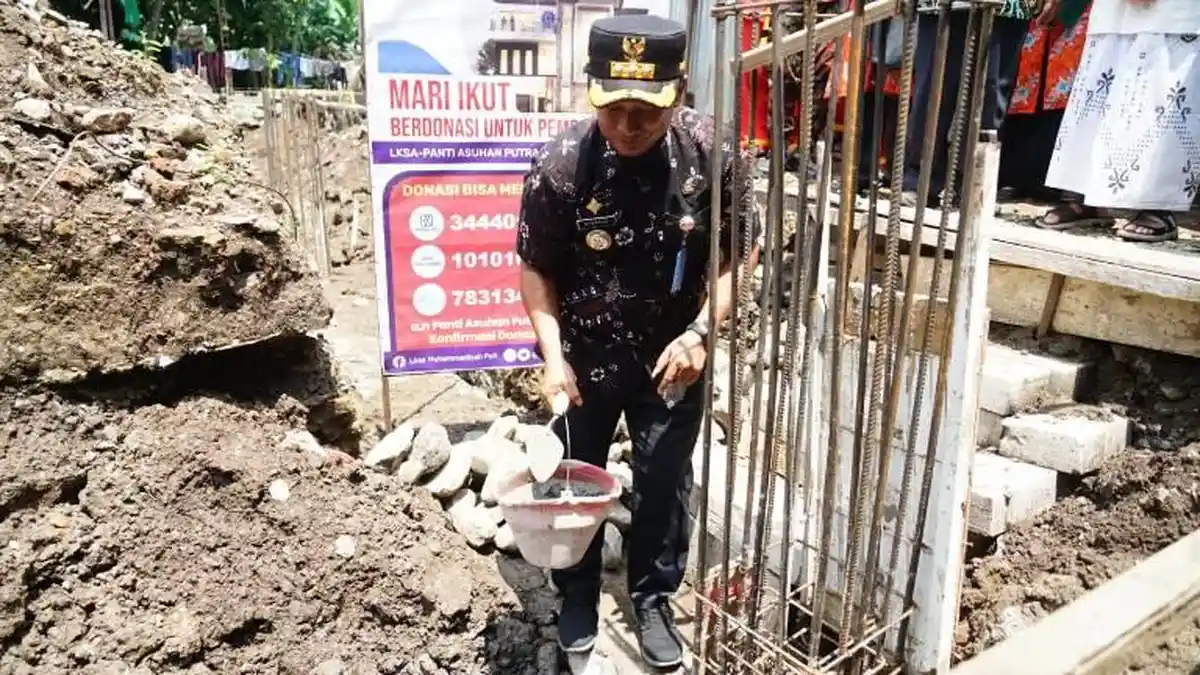 Awali Pembangunan Gedung LKSA Muhammadiyah Pati, Pj Bupati Henggar Letakkan Batu Pertama