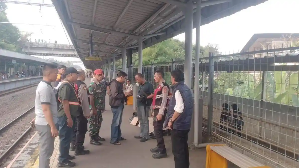 Pria Tertemper KRL di Stasiun Jurangmangu, Perjalanan Tanah Abang–Rangkasbitung Terganggu - Tribunnews.com