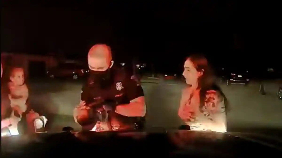 Kamera Dasbor Merekam Petugas Polisi Selamatkan Nyawa Bayi Berusia 3 Minggu