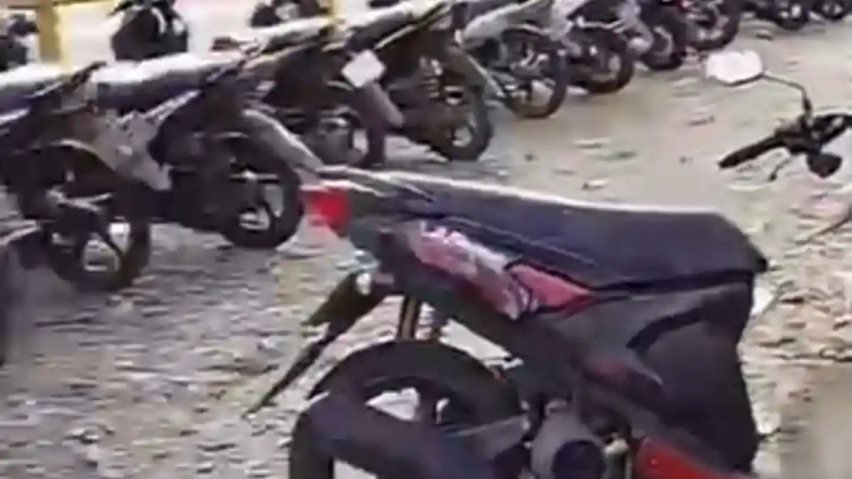 VIRAL- Aki Sepeda Motor Diparkir di Cek Poin Mile 28 Digodok Maling