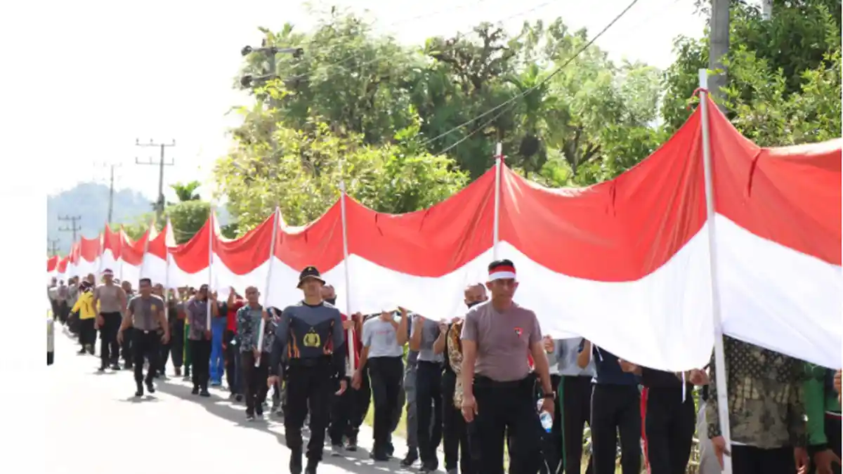Polres Simeulue Long March Merah Putih Sambut HUT Ke-76 Bhayangkara