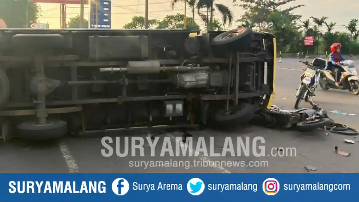 2 Pengemudi Asal Surabaya Terlibat Kecelakaan Beruntun di Pasuruan, 1 Truk Sampai Terguling