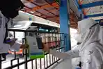 calon-penumpang-memindai-kode-qr-di-terminal-gayatri-tulungagung.jpg