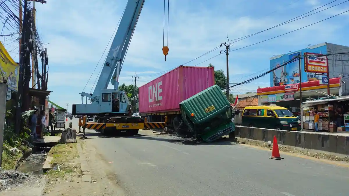 Ban Pecah, Truk Kontainer Tabrak Barier Beton di Jalan Raya Serang