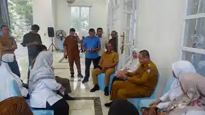 Gubernur-Gorontalo-Gusnar-Ismail-bersama-Sekda-Sofian-Ibrahim-saat-menerima-kunjungan-guru.jpg