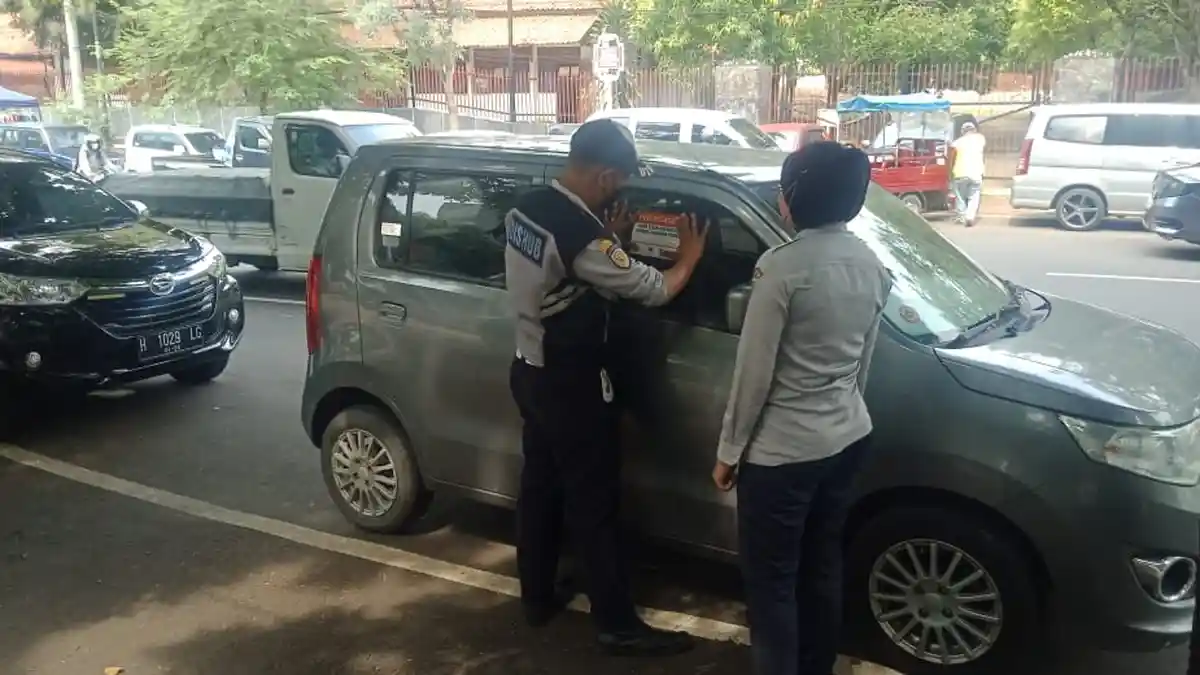 Mangkal di Trotoar, Driver Ojol Langsung Kabur Saat Didatangi Petugas Dishub Kota Semarang