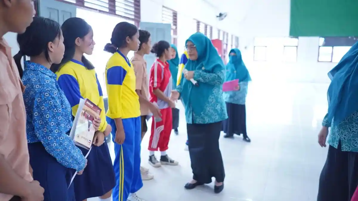 TP PKK Halmahera Timur Beri Santunan ke Anak Yatim dan Siswa SMP Berprestasi