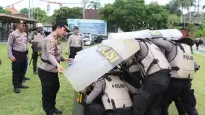 Wakapolres-Gianyar-Kompol-Willa-Jully-Nendissa-saat-mengecek-kesiapan-Sarpras.jpg