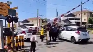 perlintasan-kereta-di-Yogyakarta-mobil-Yaris-tertemper.jpg