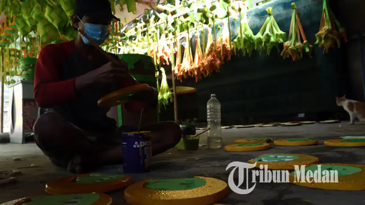 Berita Foto: Jelang Bulan Ramadan, Perajin Berharap Penjualan Pernak-pernik Bisa Kembali Normal - 21032022_PERNAK_PERNIK_RAMADAN_DANIL_SIREGAR-4.jpg