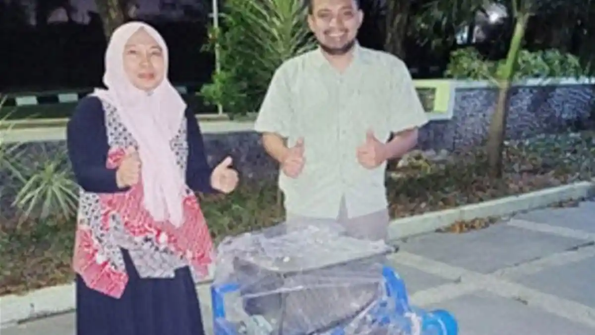 Giatkan Program Kemitraan Masyarakat, Unesa Beri Bantuan pada UKM Stik Sayur Aurasufa di Malang