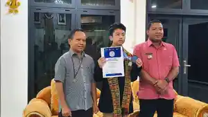 POSE-BERSAMA-Neo-Heaven-Tanuwijayasiswa-SMPK-Frater-Maumere-yang-juara-IPA.jpg
