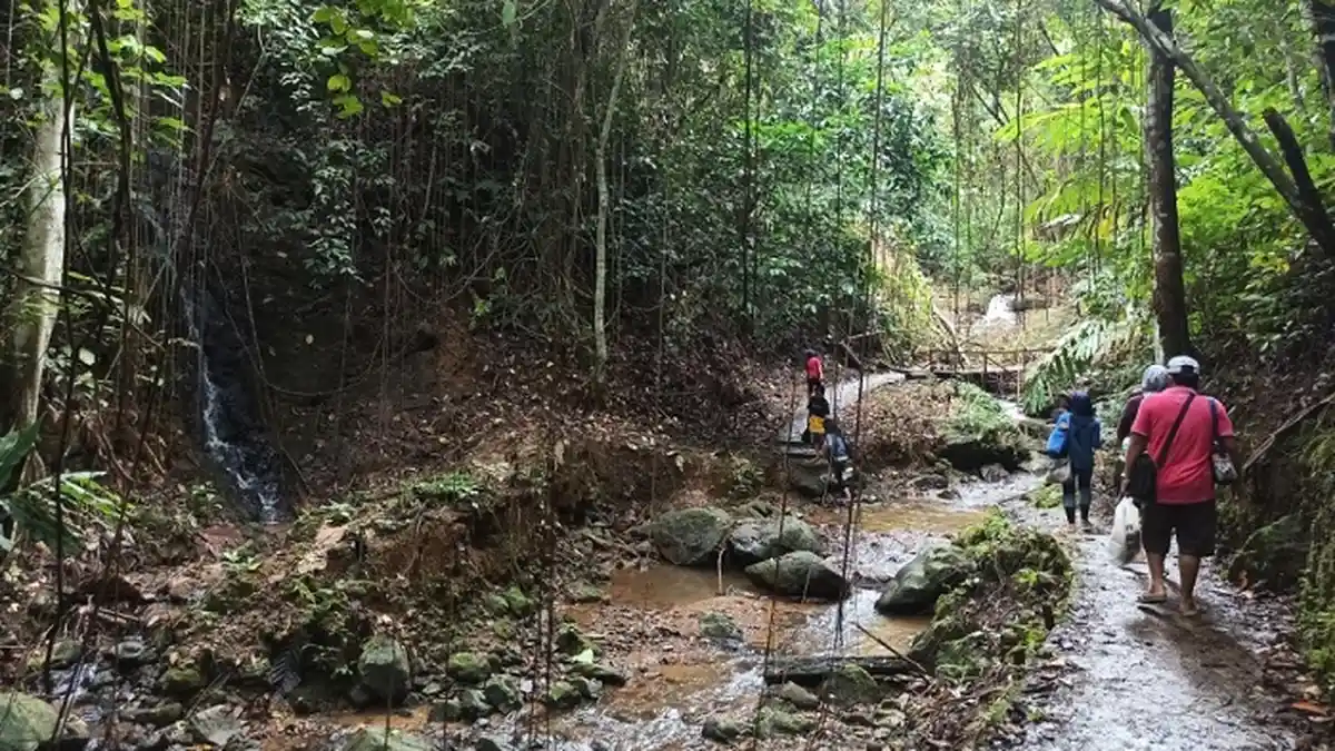 Berkunjung ke Air Terjun Lano di Tabalong, Wisatawan Harus Mendaki 600 Meter
