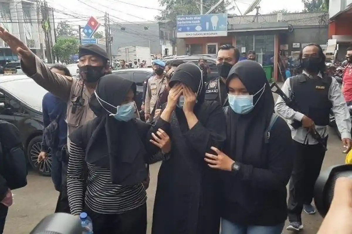 Terduga Teroris di Condet Pakai Baju Serba Hitam, Berontak saat Ditangkap : Saya Enggak Mau Dibawa